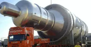 Извънгабаритен товар образува километрична опашка и блокира Русе