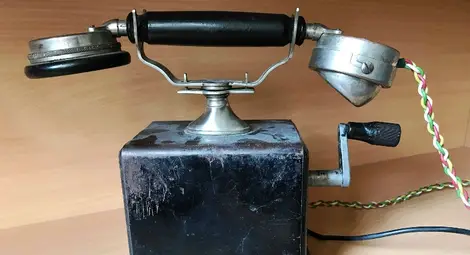 Един от първите български телефони. Снимки: Интернет Един от първите български телефони. Снимки: Интернет