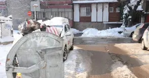 Препълнени контейнери  с боклук заради снега