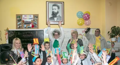 Първолаци в &bdquo;Йордан Йовков&ldquo; казаха &bdquo;Сбогом&ldquo; на букварчето