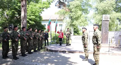 Русе отбеляза с военни почести и духов оркестър Деня на Ботев и на загиналите за свободата и независимостта на България /галерия/