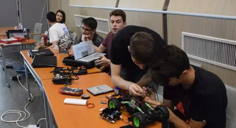 Наградиха най-добрите майстори на роботи Наградиха най-добрите майстори на роботи