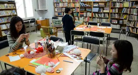 Сръчни детски ръце плетат мартенички в Библиотеката