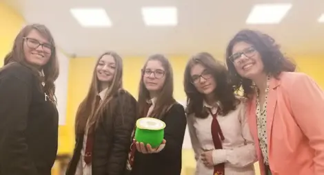 Надежда Туркова, Ивайла Баева, Мирая Гешева, Габриела Терзиева и гл.ас. д-р Христина Соколова ще представят идеята си на националния финал през юни.                          Снимка: РУ