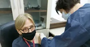 25 медици в болница „Канев“  получиха първата доза ваксина