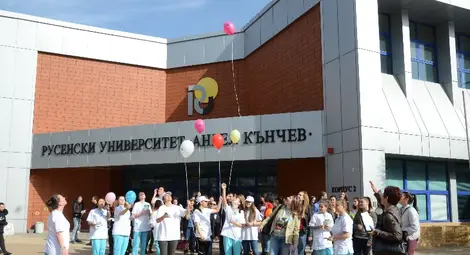 Студенти участници в клуб &bdquo;Здраве&ldquo; към Русенския университет, пуснаха в небето балоните на надеждата за вчерашния Световен ден на редките болести.                   Снимка: Красимир СТОЯНОВ