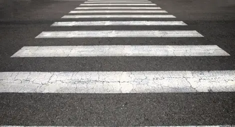 Джип удари млад мъж на пешеходна пътека