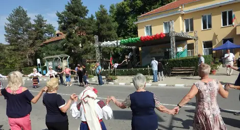 Повече от 1000 самодейци се изявяват на &bdquo;Ценово пее и танцува&ldquo; /галерия/