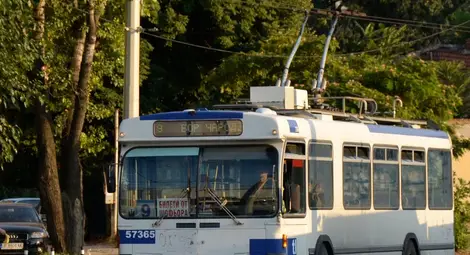 Хора мръзнат на спирка, защото тролей №9 е счупен или е отрязан от разписаниет Хора мръзнат на спирка, защото тролей №9 е счупен или е отрязан от разписаниет