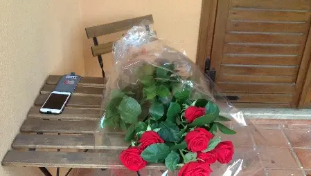 Букетът за Шарл Азнавур. Снимки: Личен архив