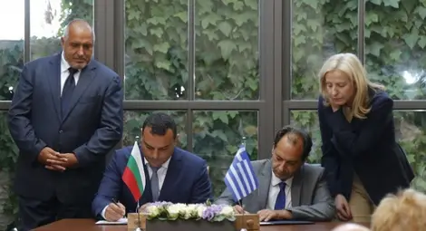 &bdquo;Така или иначе този проект ще стигне до Русе, защо да не продължи до Букурещ&ldquo;, заяви премиерът Бойко Борисов след подписването на Меморандум за разбирателство между България и Гърция за развитието на железопътната връзка &bdquo;Солун-Кавала-Александруполис-Бургас-Варна-Русе. Снимка: МС