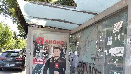 Стъклен покрив на спирка падна върху баба и двете й внучета