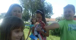 Деца превръщат контейнери в изложба  на рисунки