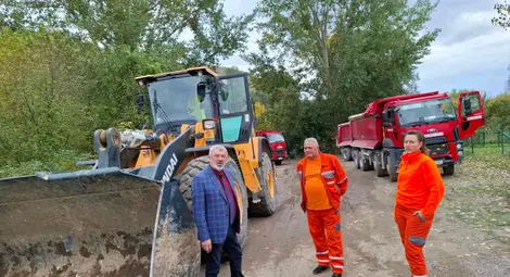Започна премахването на дървета и клони от река Янтра при моста&nbsp;край село Долна Студена