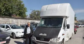 Конфискуван бус заради 40 бутилки манастирски коняк става катафалка