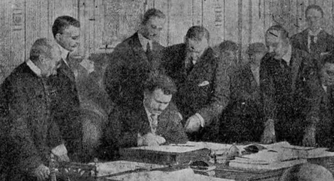 Министър-председателят Александър Стамболийски подписва унизителния договор и чупи писалката си. Министър-председателят Александър Стамболийски подписва унизителния договор и чупи писалката си.