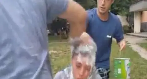 Разследват случая със залятото с боя момиче Разследват случая със залятото с боя момиче