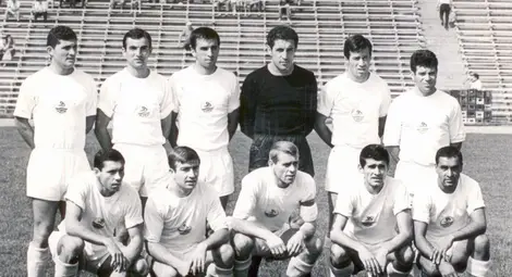 Футболният отбор на &bdquo;Дунав&ldquo; през сезон 1968/1969. Прави /отляво надясно/: ОГНЯН ИЛИЕВ, Тодор Тодоров, Никола Шаламанов, Иван Иванов, Стоян Китов, Добри Добчев Клекнали /отляво надясно/: Стоян Маринов, Петър Колев, Никола Йорданов, Иван Въжаров, Шамси Сюлейманов. Снимка: Личен архив на Огнян Илиев.