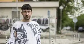 Воин де Воин показва нестандартното  си изкуство на биеналето на миниатюрата