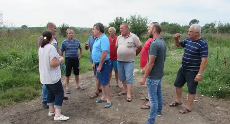 Земеделци от Щръклево настояват за спешни мерки от Дивечовъдното ловно стопанство &bdquo;Дунав&ldquo;.          Снимка: Русе Медиа&ldquo;