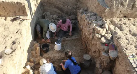 Археолози откриха тракийска гробница край Новград