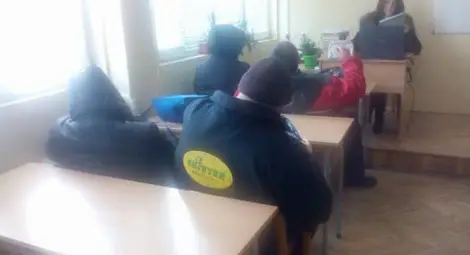 Селфи в клас с кожух, шал, и премръзнали ръце на парното