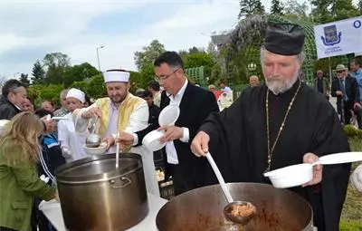 Християни и мюсюлмани се събраха на общ курбан в Кърджали /галерия/
