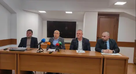 Зам. окръжният прокурор Мирослав Маринов, окръжният прокурор Радослав Градев, директорът на полицията ст. комисар Николай Кожухаров и заместникът му комисар Александър Ковачев /от ляво надясно/ дадоха обща брифинг по случая с фалшивите пари.