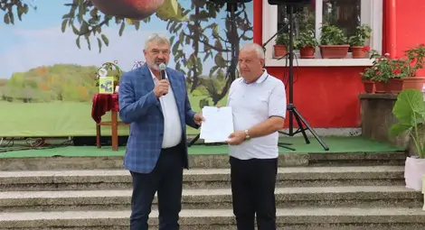 Празникът на ябълката посреща гости от България и Румъния  в село Екзарх Йосиф утре. Откриват стена с барелефи на Баба Тонка, Захари Стоянов и Никола Обретенов