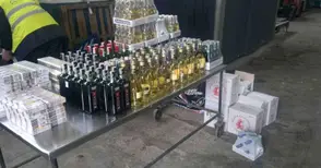 Силистренски „сватбари“ натоварили бус със 135 литра алкохол за Англия