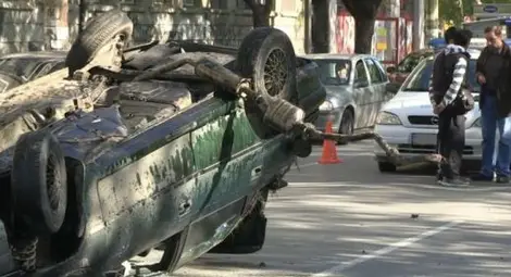 БМВ с пет момичета се обърна по таван