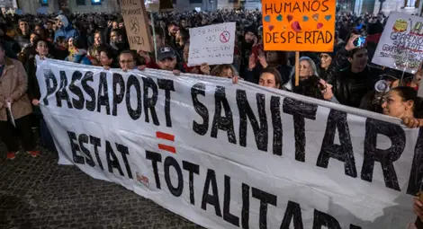 Хиляди на протест срещу Covid паспорта в Барселона, Валенсия и Мадрид