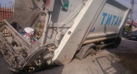 Боклукчийски камион хлътна в огромна дупка