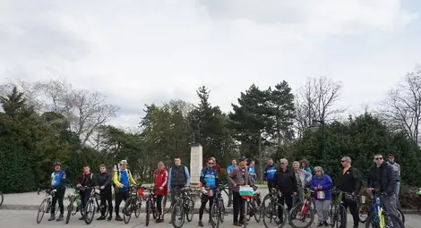 "Ще издържим!..." Две могили почете с велопоход паметта на Филип Тотю