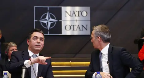 Издигат знамето на НАТО пред македонското правителство
