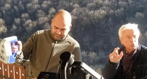 Доц. Георги Христов с един от уредите за 3D сканиране и проф. Казимир Попконстантинов.