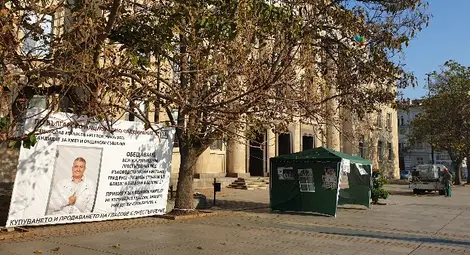 Транспарантите на Венци Чикагото и непочистени партийни плакати още стоят Транспарантите на Венци Чикагото и непочистени партийни плакати още стоят