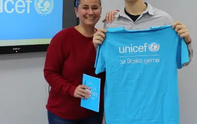 УНИЦЕФ зарадва учениците от Гимназията по туризъм в Русе с подаръци и вдъхновяващо послание за училище без насилие