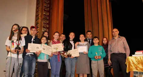 Младежите от „Артистисимо“ се представиха със спектакъла „Свобода или смърт юнашка“. Снимка: ОА Младежите от „Артистисимо“ се представиха със спектакъла „Свобода или смърт юнашка“. Снимка: ОА