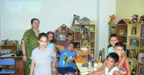 Деца пътешестват с книги и  забавни игри в библиотеката