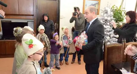 Коледарчета от "Надежда" запяха в Общината /галерия/