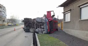 Бетонен стълб спаси къща от удар на тежкотоварен камион