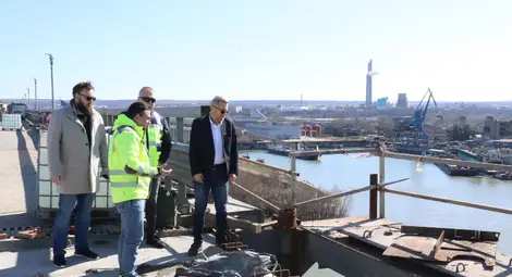 По искане на областния управител на Русе Орлин Пенков започва спешен ремонт на асфалтовата настилка по Дунав мост&nbsp;в последния участък на съоръжението&nbsp;