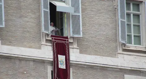 Неделните проповеди на папата по традиция привличат огромно множество.