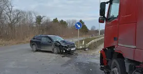 Завиващ обратно румънски тир прегради пътя на ауди