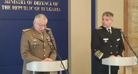 Адмирал Емил Ефтимов (вдясно) и председателят на Военния комитет на ЕС ген. Клаудио Грациано след срещата им в Министерството на отбраната. Адмирал Емил Ефтимов (вдясно) и председателят на Военния комитет на ЕС ген. Клаудио Грациано след срещата им в Министерството на отбраната.