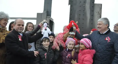 Мартеницата-рекордьор на Мира, Слави и Настя свърза България с Румъния