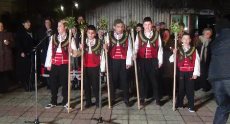 В разноцветни светлини грейна и елхата в Ценово