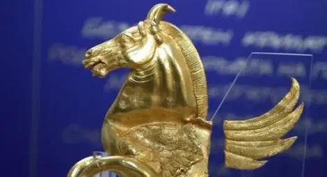 Трактористи срязали златния пегас от Абритус за пепелник