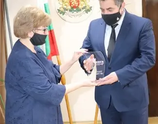 Областният управител на Русе Галин Григоров с почетен плакет от КНСБ